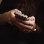 深夜裡的微光-淺談使用社群軟體的 FOMO 感